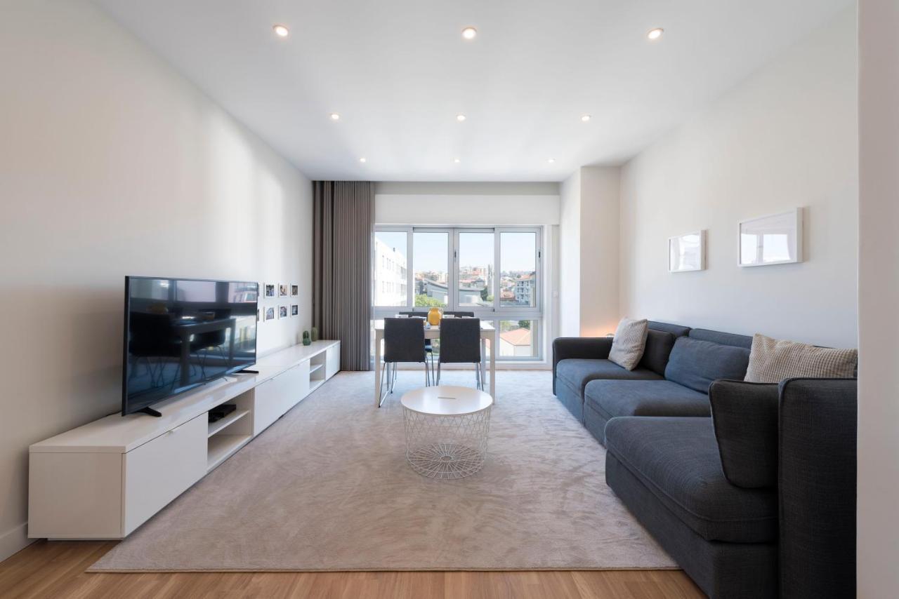 Lovelystay - Downtown Modern 2Br Flat With Free Parking Porto Exterior foto